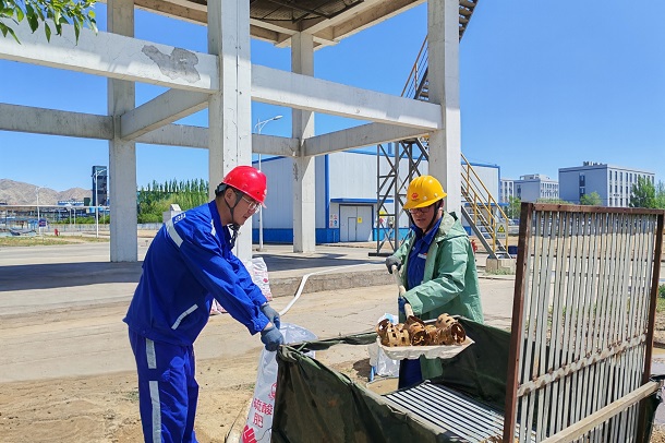 圖為黨員干部帶頭清洗填料.jpg